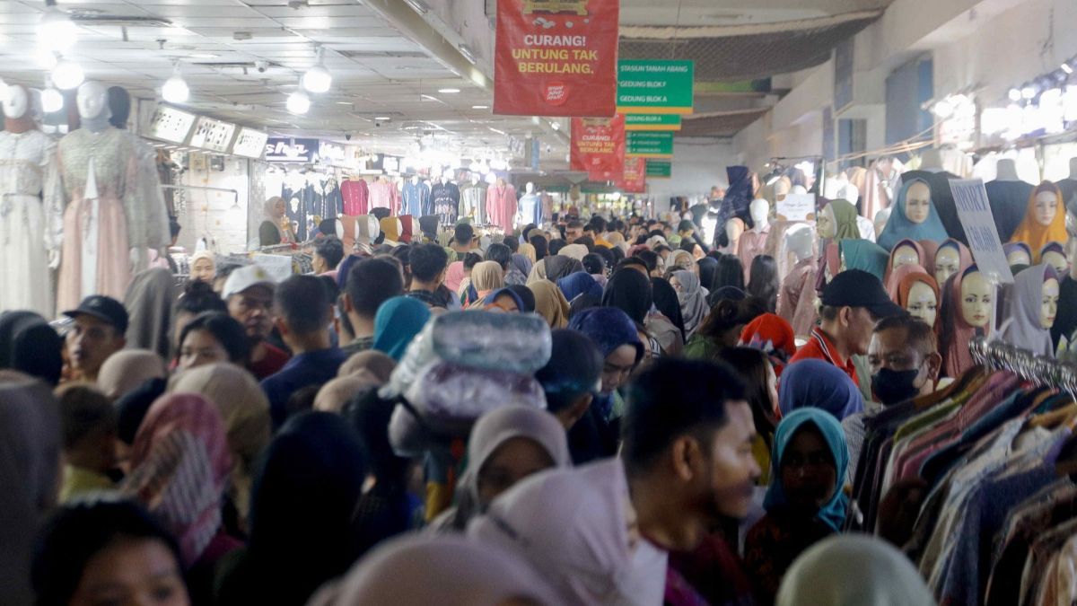 FOTO: Mendekati Hari Raya Idulfitri, Pasar Tanah Abang Diserbu Warga Sampai Mengantre