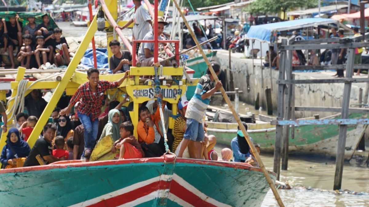 Keseruan Tradisi Praonan di Pasuruan, Warga Ramai-Ramai Naik Perahu Nelayan Rayakan Lebaran Ketupat