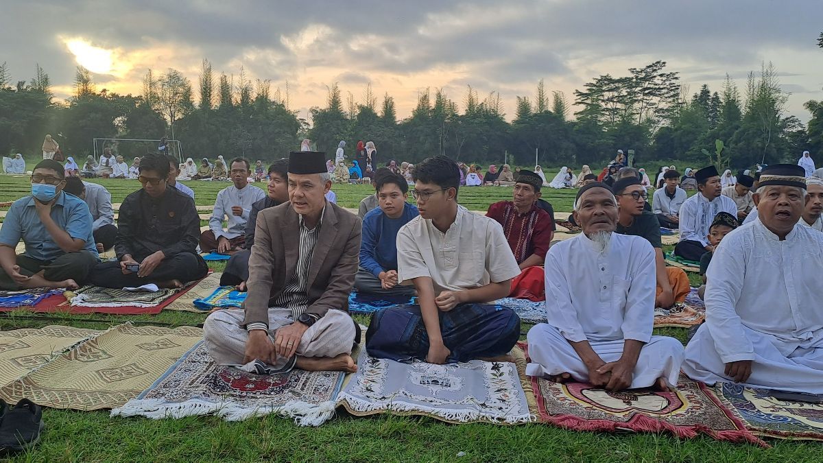 Ganjar Salat Idulfitri Ditemani Istri dan Anak di Sleman