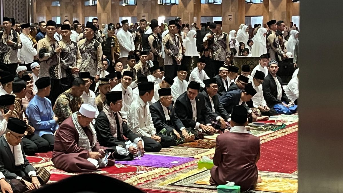 Tahun Terakhir Menjabat Presiden dan Wapres, Jokowi-Maruf Amin Kompak Salat Idulfitri di Masjid Istiqlal