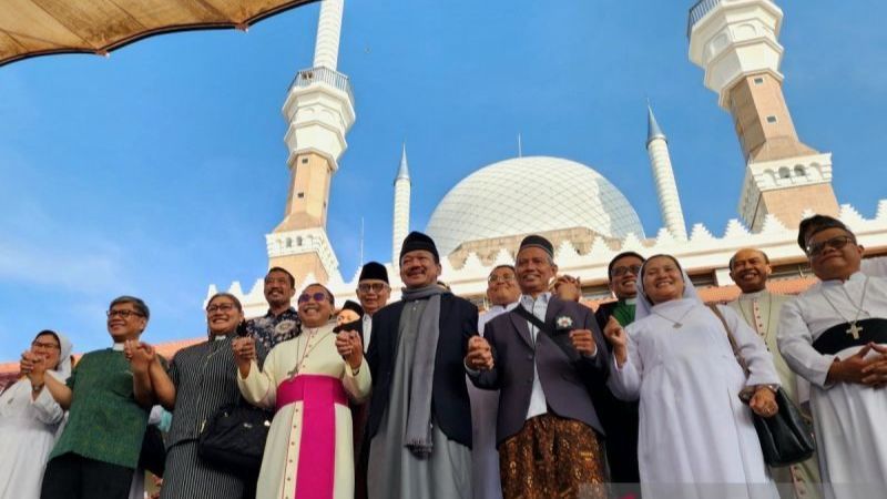 Uskup Agung Semarang dan Tokoh Lintas Agama Datangi Masjid Agung Jawa Tengah, Beri Ucapan Selamat Idulfitri ke Umat Muslim