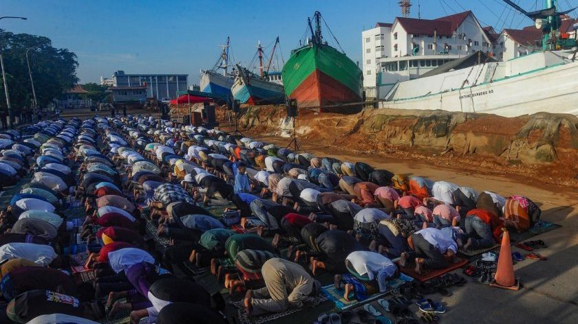 FOTO: Umat Muslim Khidmat Melaksanakan Salat Idulfitri 1445 H di Pelabuhan Sunda Kelapa