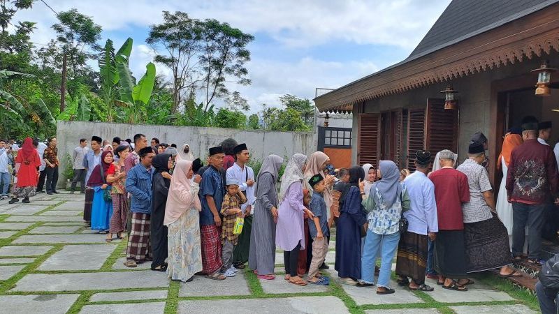 FOTO: Momen Open House di Kediaman Capres 03, Ini Antusiasme Warga yang Mengantre Silaturahmi di Rumah Ganjar Pranowo