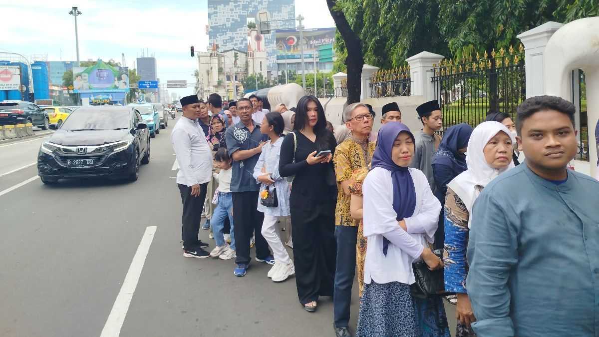 Seorang Wanita Pingsan Saat Antre Open House Jokowi di Istana Negara