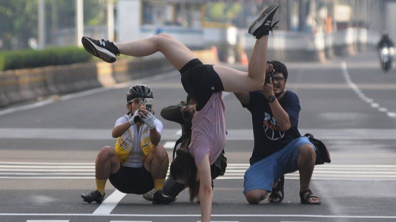 FOTO: Memanfaatkan Kelengangan Jalan Raya Protokol Jakarta untuk Berfoto Atraktif