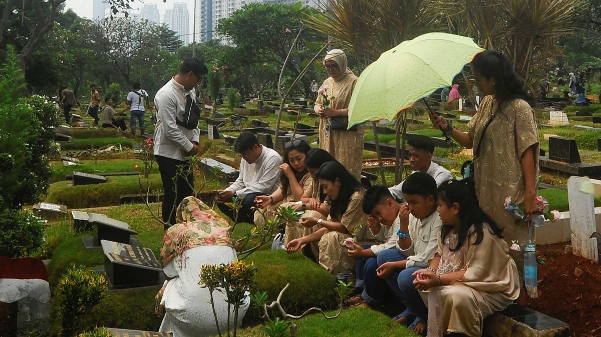 FOTO: Peziarah Kirim Doa hingga Tabur Bunga di TPU Karet Bivak Jakarta usai Salat Ied IdulFitri