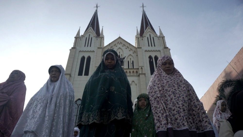 FOTO: Indahnya Toleransi, Gereja Katolik Berbagi Tempat Ibadah untuk Jemaah Salat Idulfitri di Malang