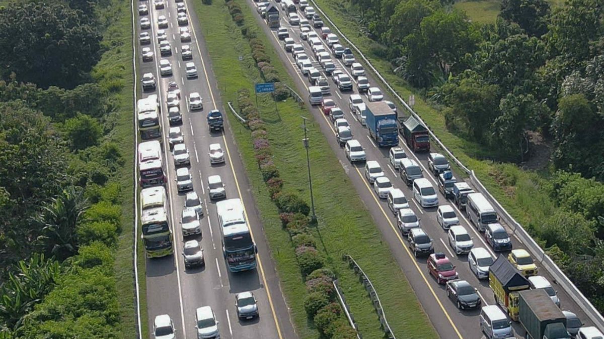 7 Kendaraan Sumbu Tiga Terjaring Langgar Larangan Melintas di Tol Japek saat Mudik