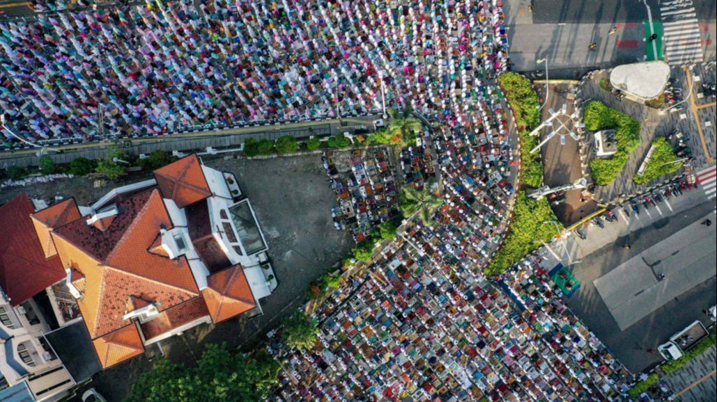 FOTO: Bak Lautan, Ini Penampakan dari Udara ketika Umat Muslim Rayakan Idulfitri 1445 H di Jatinegara