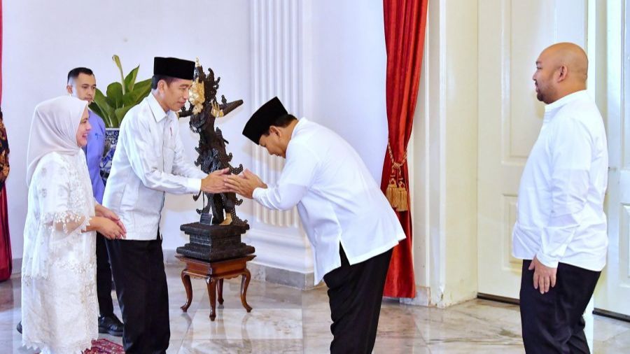 FOTO: Momen Para Menteri Bermaaf-maafan dengan Presiden Jokowi saat Open House di Istana Negara, Ada Prabowo hingga AHY