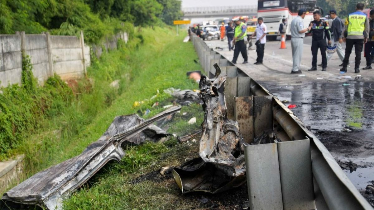 VIDEO: Gran Max Maut Ternyata Ngebut Lebih 100 Km/Jam & Tak Ngerem saat Kecelakaan Tol Cikampek