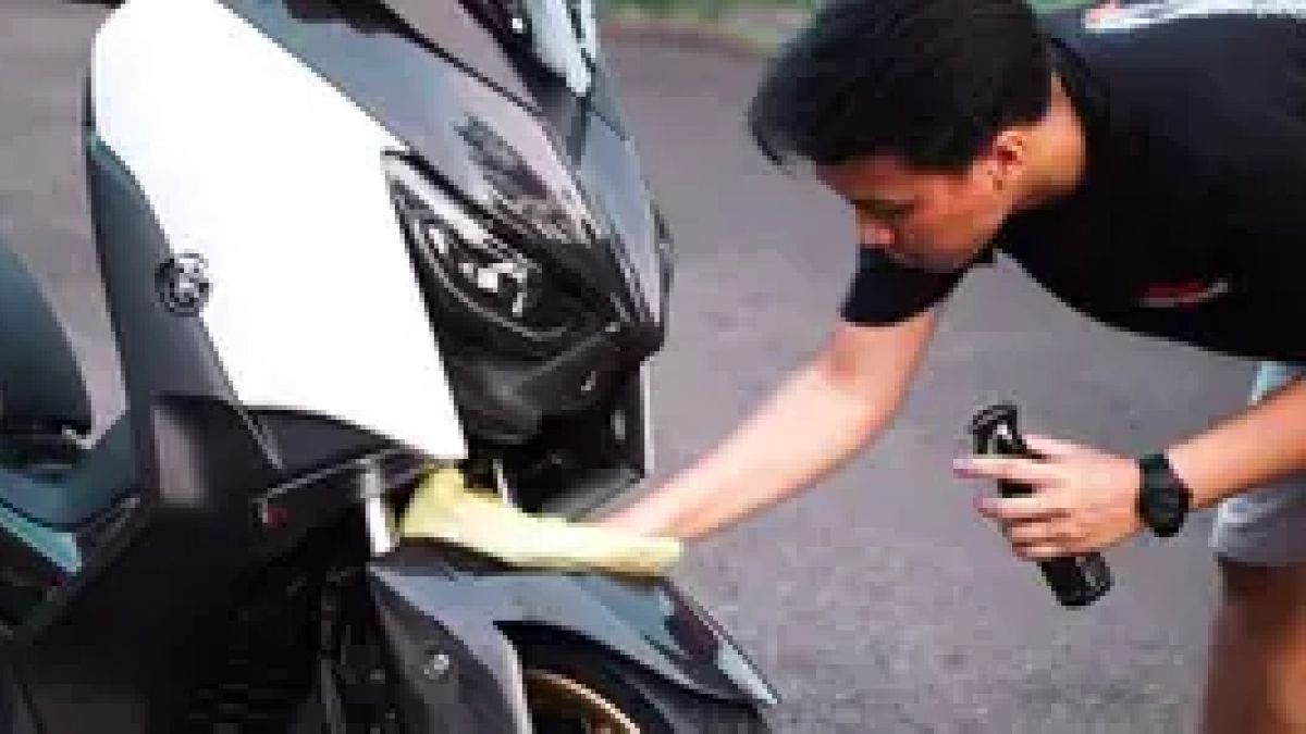 Cara Mudah dan Ampuh Mengkilapkan Body Motor Warna Hitam - Tips Otosia.com