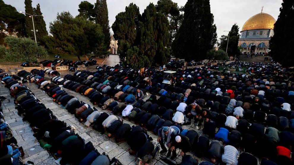 FOTO: Bikin Merinding, Puluhan Ribu Orang Bersujud Rayakan Idulfitri dengan Syahdu di Depan Masjid Al-Aqsa