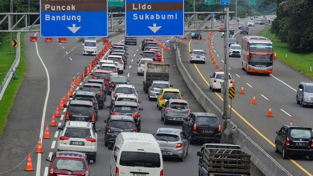 FOTO: H+1 Lebaran, Penerapan One Way Bergantian Atasi Kemacetan Parah di Kawasan Puncak Bogor