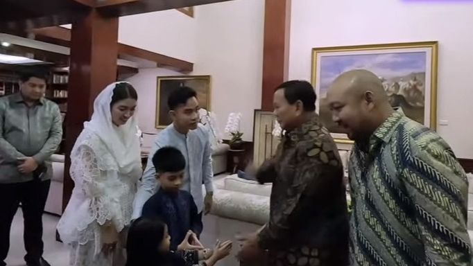 VIDEO: Lucu Jan Ethes Minta ke Prabowo Naik Kuda Emas & Gibran Celetuk 'Bapak Pimpinan Saya'