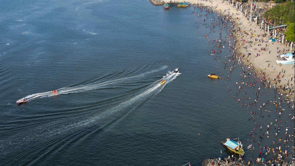 FOTO: Penampakan Pantai Ancol Diserbu Puluhan Ribu Wisatawan di Hari Kedua Lebaran 2024