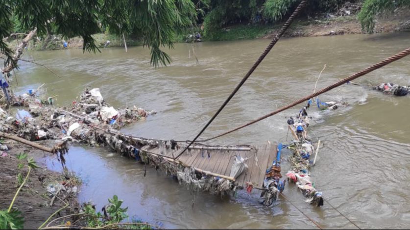 VIDEO: Viral Penampakan Jembatan Gantung Banten Roboh Sebabkan 15 Korban, Kini Warga Harus Melintas Sungai