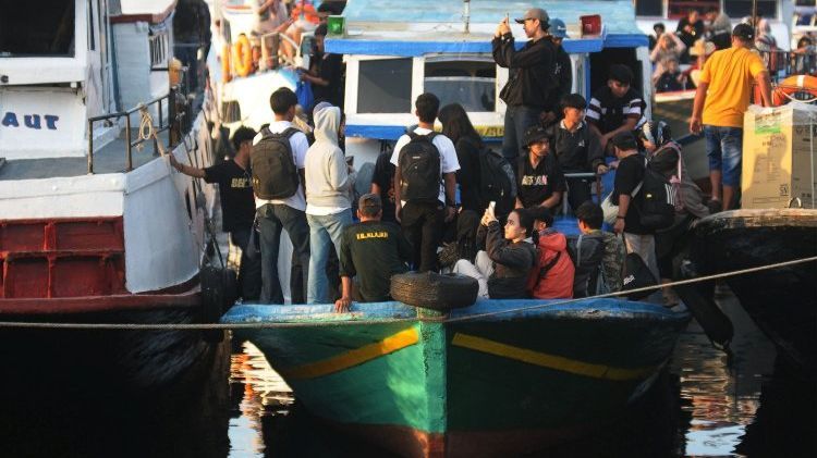 FOTO: H+3 Lebaran, Ribuan Wisatawan yang ke Pulau Seribu Padati Pelabuhan Muara Angke