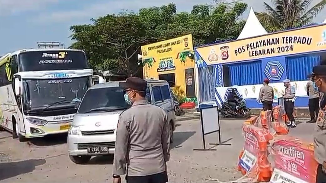 Jalan ke Anyer Ditutup, Wisatawan Pilih Lesehan di Pinggir Jalan