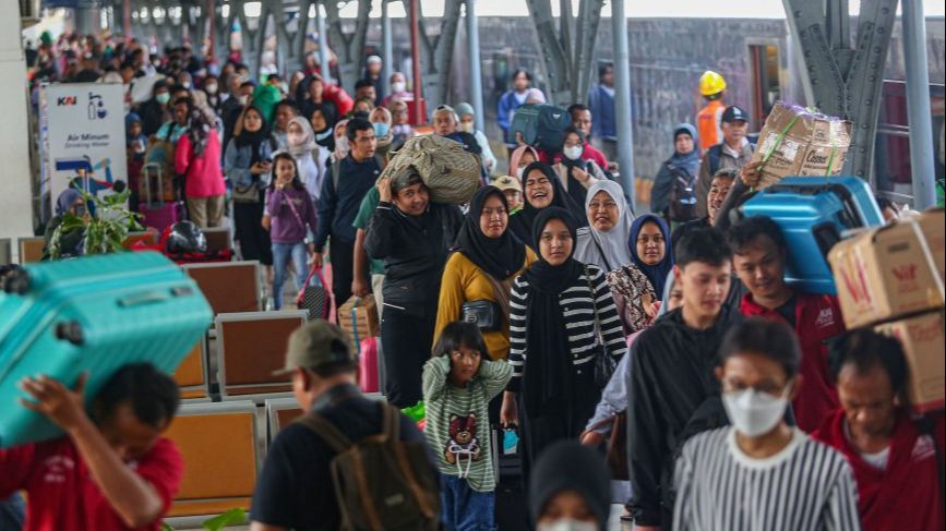 FOTO: H+3 Lebaran 2024, Stasiun Senen Mulai Dipadati Pemudik yang Kembali ke Jakarta