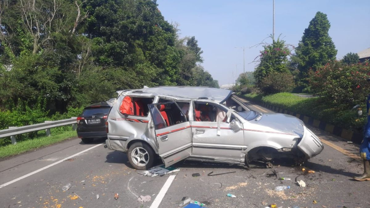 Mobil Terguling di Tol Pasteur, Korban Dilarikan ke Rumah Sakit