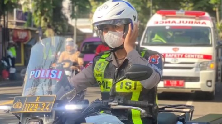 Amankan Jalur Mudik di Malang, Polisi Evakuasi Lansia Sesak Napas