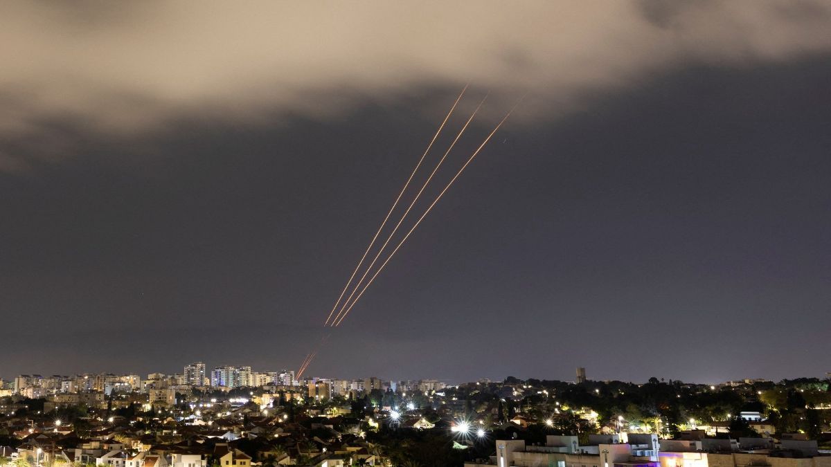 FOTO: Mencekamnya Israel Dihujani Rudal Iran, Sirine Meraung-Raung hingga Iron Dome Sibuk Tangkis Serangan