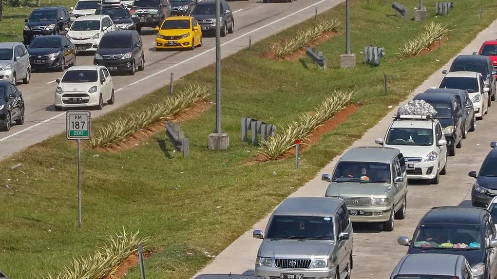 Volume Kendaraan Arus Balik Lebaran Menurun, Contraflow KM 72-47 Tol Jakarta-Cikampek Dihentikan