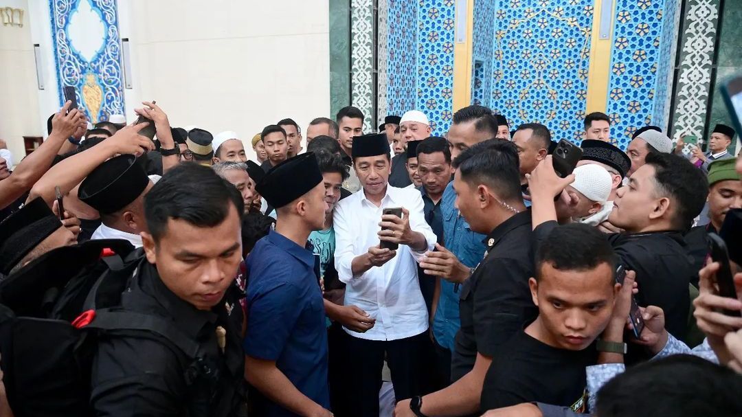 VIDEO: Aksi Paspampres 'Nyamar' Berpeci Kawal Ketat Jokowi Salat Jumat di Masjid Agung Medan