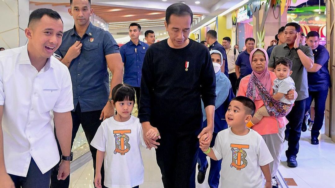 VIDEO: Momen Jokowi Ajak Cucu Mengenal Satwa dari Buaya Kecil Hingga Bayi Macan Tutul