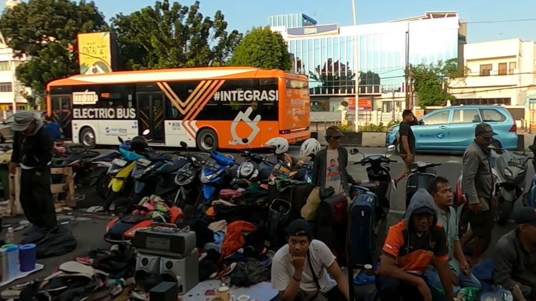 Belanja di Pasar Loak Jatinegara, Ada Aneka Sepatu Harga Ratusan Ribu tapi Kualitas Jutaan Rupiah