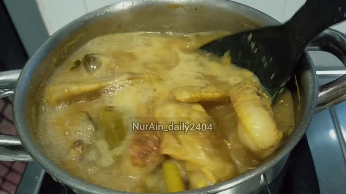 Tanpa Presto, Ini Trik Ungkep Ayam Kampung Supaya Empuk dan Meresap dengan Cuma Pakai 1 Bahan Dapur