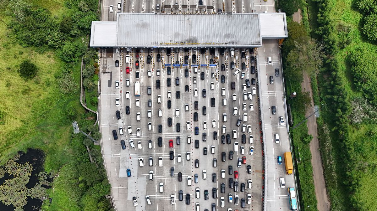 FOTO: Skema One Way Diterapkan, Begini Pantauan Kepadatan di Gerbang Tol Cikampek Utama Menuju Jakarta Saat Arus Balik