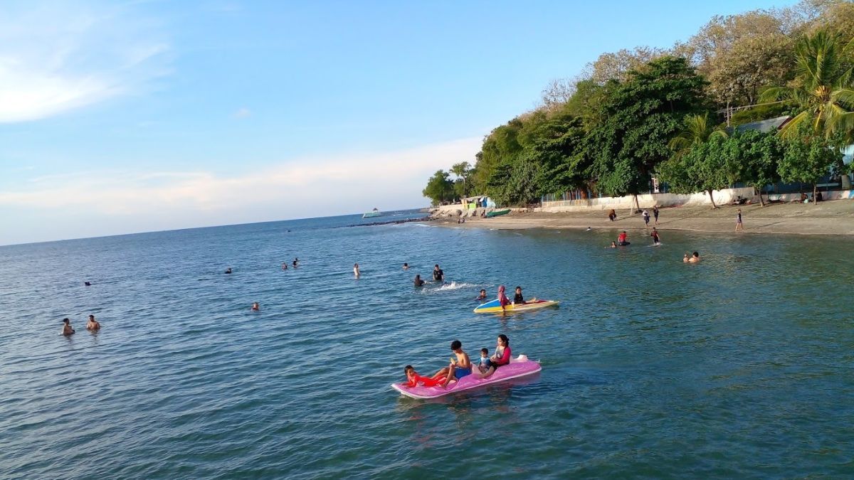 Berlibur di Pantai Pasir Putih Situbondo Favorit Turis, Ombaknya Tenang Cocok untuk Mandi hingga Main Kano