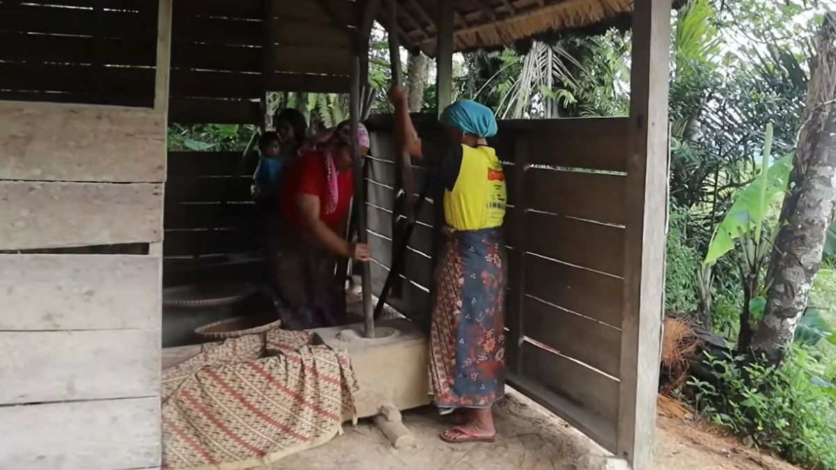 Melihat Suasana Kampung Adat Lebak Bitung Sukabumi yang Asri, Punya Tradisi Tumbuk Padi Setelah 6 Tahun Panen