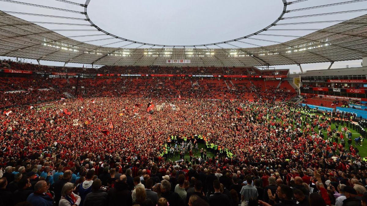 FOTO: Euforia Puluhan Ribu Suporter Turun ke Lapangan Rayakan Bayer Leverkusen Juara Bundesliga Pertama Kalinya