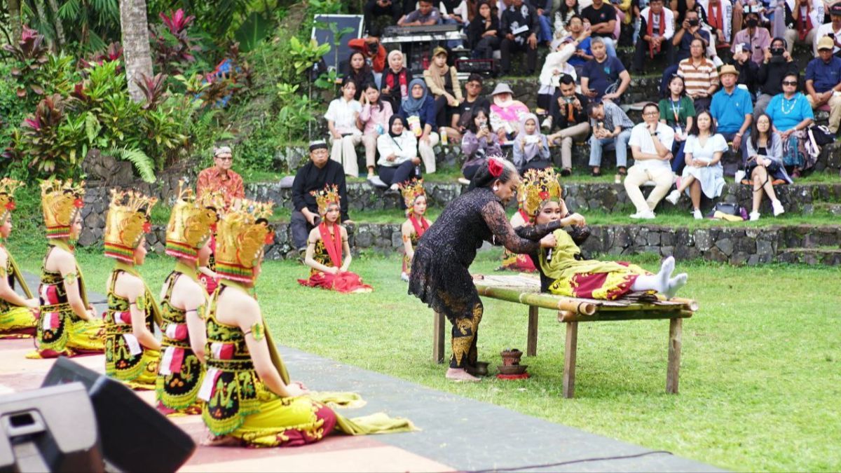 Tari Meras Gandrung Pukau Wisatawan yang Nikmati Libur Lebaran di Banyuwangi