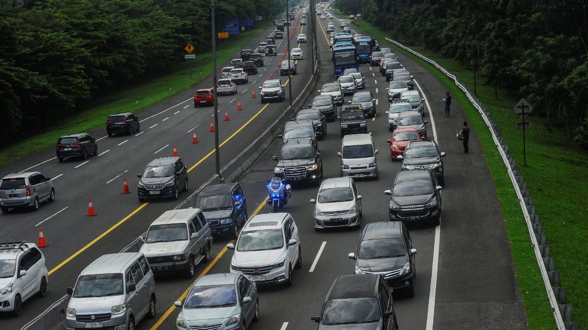 Tol Cipali Macet, Pengendara Sampai Gelar Tikar Istirahat di Bahu Jalan