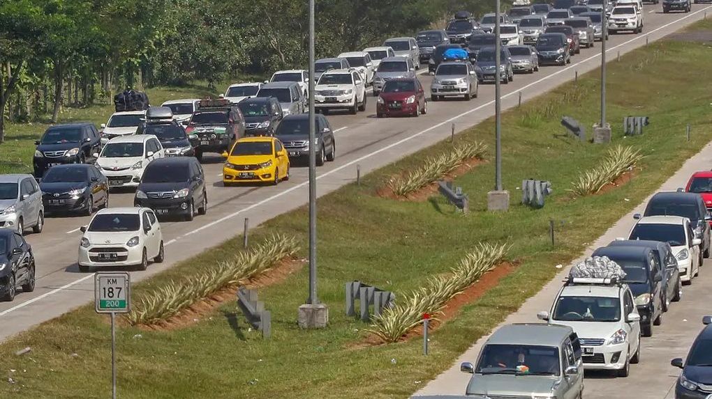 Banyak Pemudik Bandel Melewati Batas Jalur Contraflow Selepas Exit Tol Cikampek Utama