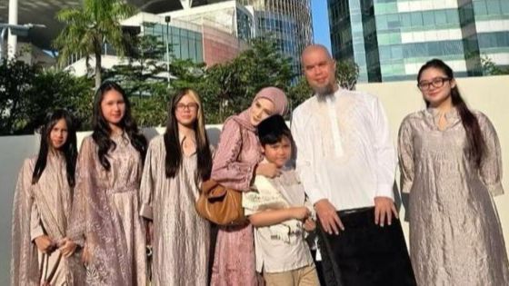 8 Foto Lebaran Mulan Jameela & Ahmad Dhani Saat Rayakan Bareng Keluarga Besar