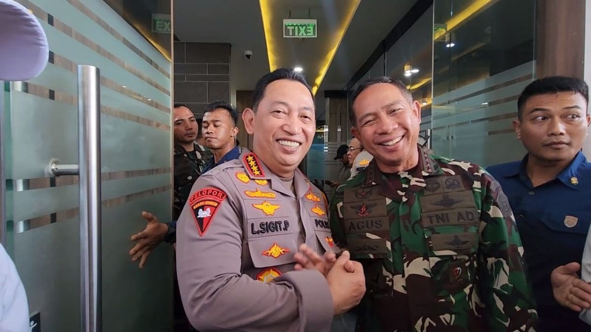 Pasca-Bentrokan TNI AL dengan Brimob, Kapolri dan Panglima Beri Contoh Rangkulan Sambil Senyum