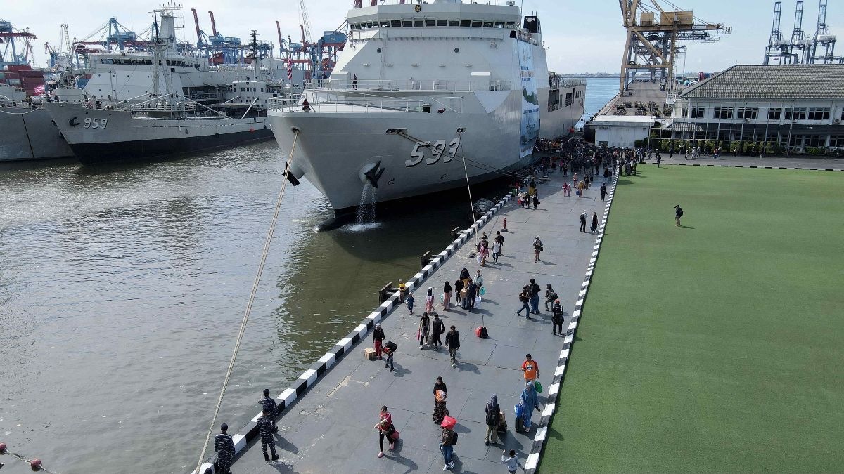 FOTO: Ratusan Pemudik Kembali ke Jakarta Naik Kapal Perang TNI AL