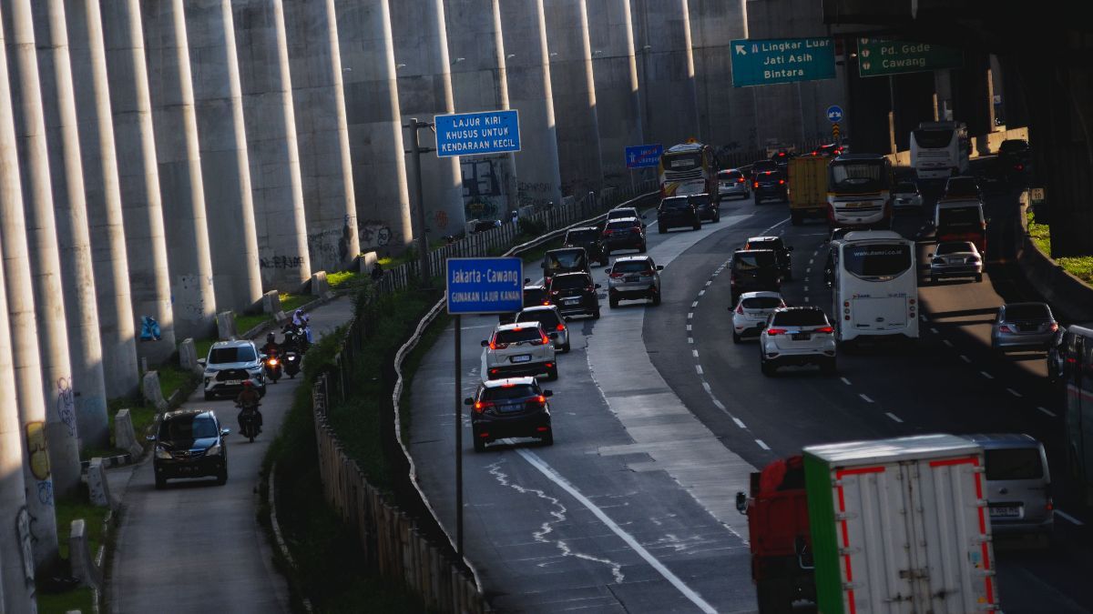 FOTO: Puncak Arus Balik 2024, Tol Arah Jakarta Terpantau Ramai Lancar