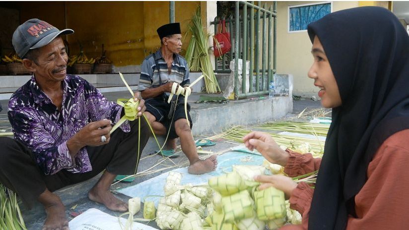 Mengenal Tradisi Bodho Kupat, Satu Kampung di Lumajang Kompak Jadi Pedagang Janur dan Ketupat