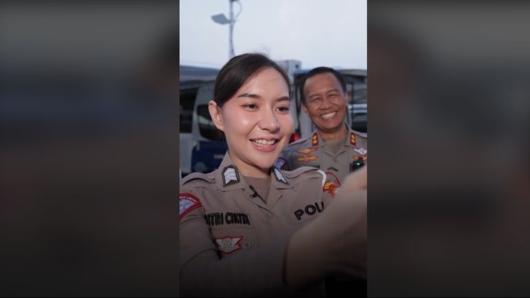 Polwan Cantik Tak Bisa Mudik karena Tugas, Jenderal Polisi Sampai Telepon Ibunya