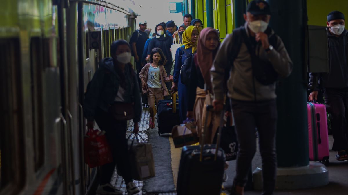 FOTO: Suasana Stasiun Gambir Masih Dipadati Pemudik Arus Balik pada H+6 Lebaran