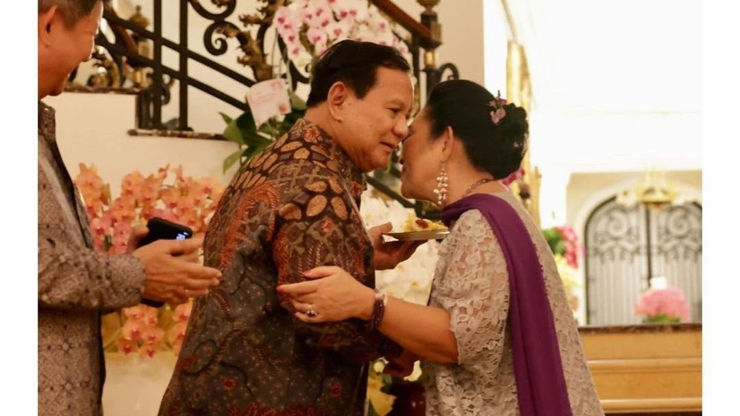 VIDEO: Momen Prabowo Sempat Tolak Potongan Tumpeng dari Titiek, Malah Tunjuk Sosok Ini