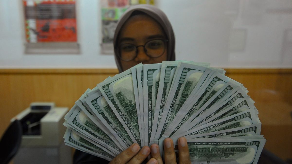 FOTO: Nilai Tukar Rupiah Terus Melemah, Kini Lampaui Rp16.100 per Dolar Amerika Serikat