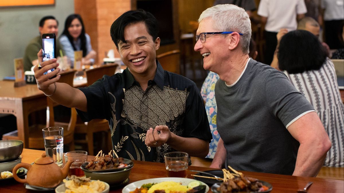 Tim Cook Sudah Sampai di Indonesia, Unggah Foto sedang Makan Sate Ayam