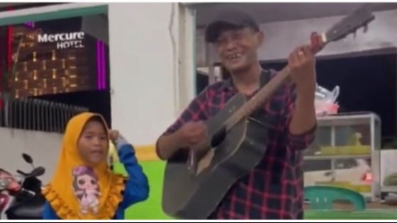 Viral Momen Pria Beri Sejumlah Uang dan Ajak Makan Bapak dan Anak Pengamen, Aksinya Tuai Pujian